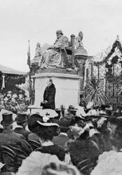 Lord Salisbury Accepteert het Standbeeld, uit een artikel getiteld Een Gedenkteken van een Groot Leven: Het Salisbury Standbeeld in Hatfield gepubliceerd in The Graphic, 27 oktober 1906
